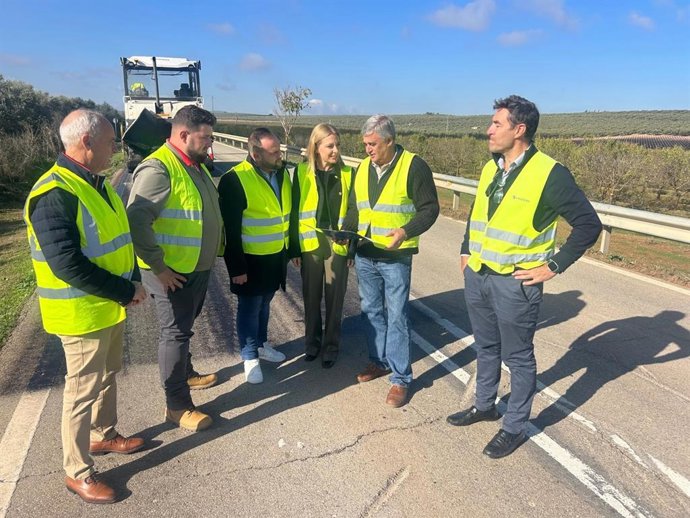 La diputada provincial de Fomento e Infraestructuras, Nieves Atencia, ha visitado los trabajos junto al segundo teniente de alcalde del Ayuntamiento de Villanueva de Algaidas, Sergio Aranda.