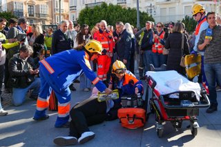El consejero de Sanidad, Presidencia y Emergencias, Antonio Sanz, observa una escena de rescate desarrollada dentro del simulacro de emergencias Respuesta 25. 