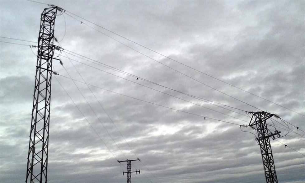 Archivo - Tendido eléctrico. Electrocución