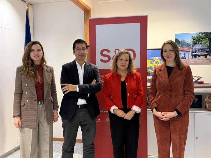 Reunión entre el vicepresidente segundo de C-LM, José Manuel Caballero; la directora general de Asuntos Europeos, Nazareth Rodrigo; y la eurodiputada Cristina Maestre con la presidenta del Grupo de los Socialistas y Demócratas Europeos, Iratxe García.
