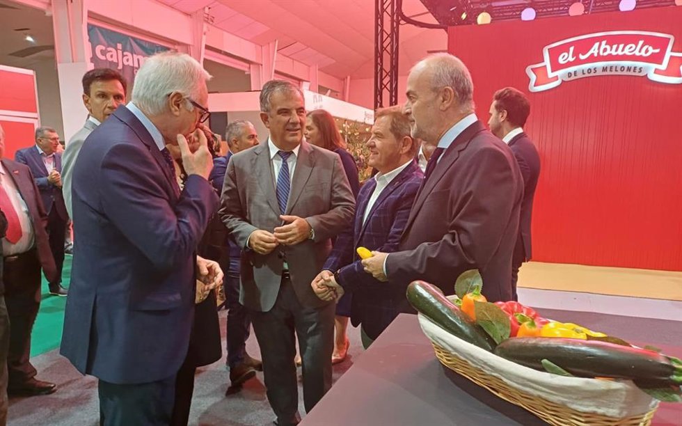 El consejero de Medio Ambiente, Universidades, Investigación y Mar Menor, Juan María Vázquez, durante la inauguración junto con el alcalde de Torre Pacheco, Pedro Ángel Roca, el certamen 'HORTIFRUIT 2025', Feria Internacional Agrícola
