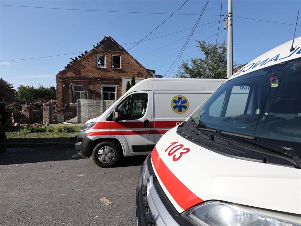Archivo - Ambulancias frente a una vivienda alcanzada por un ataque de Rusia contra la provincia de Járkov, en Ucrania (archivo)