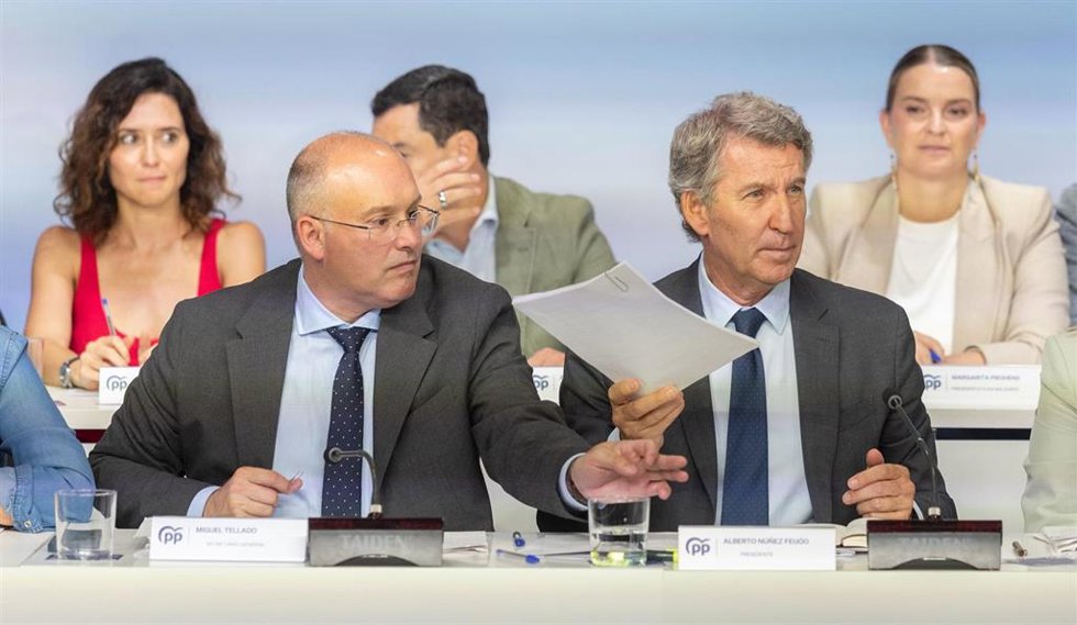 Archivo - El presidente del PP, Alberto Núñez Fiejóo, acompañado por el secretario general del PP, Miguel Tellado, preside la reunión de la Junta Nacional del Partido Popular, a 15 de septiembre de 2025, en Madrid (España). 