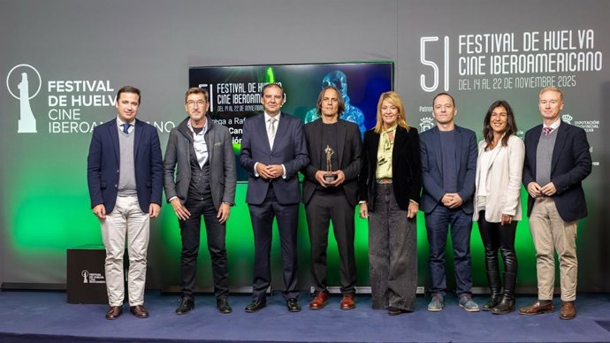 Entrega del premio a Mejor Cineasta de Andalucía, que otorga Canal Sur  en el marco del 51 Festival de Huelva de Cine Iberoamericano, al guionista, productor y director sevillano Rafael Cobos.