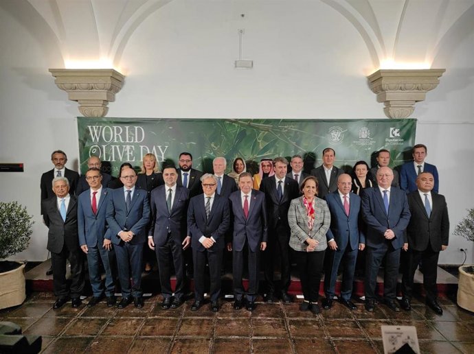 Foto de familia con el ministro de Agricultura, Luis Planas, y el presidente de la Diputación de Córdoba, Salvador Fuentes, antes de la celebración del Día del Olivo.