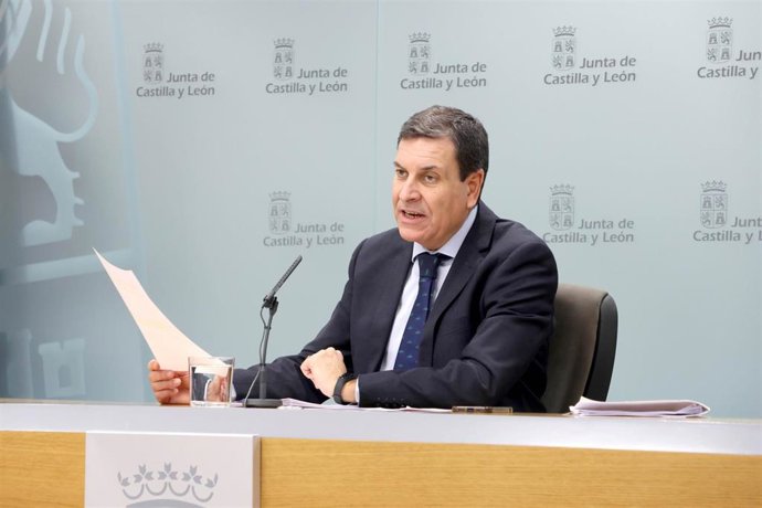 El consejero de Economía y Hacienda y portavoz de la Junta, Carlos Fernández Carriedo, en la rueda de prensa posterior al Consejo de Gobierno celebrado este jueves