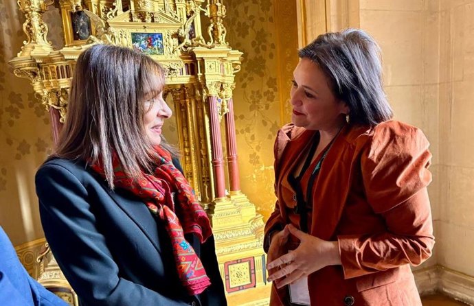 Anne Hidalgo, alcaldesa de París, recibe a la alcaldesa de Torremolinos (Málaga), Margarita del Cid, en la Cumbre de Alcaldes contra el Antisemitismo que se celebra en la capital de Francia.