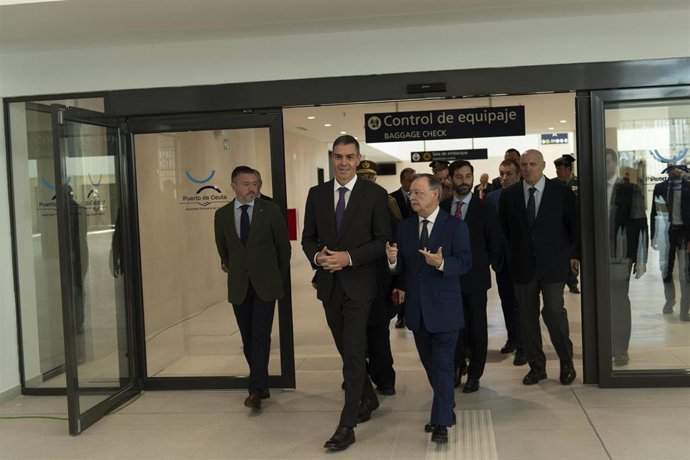 El presidente del Gobierno, Pedro Sánchez (C), acompañado del  presidente de la Ciudad Autónoma de Ceuta, Juan Jesús Vivas (d), preside el acto de presentación de las instalaciones de la nueva terminal marítima