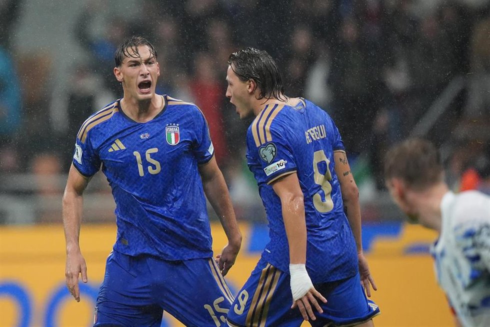 El futbolista Francesco Pio Esposito (izquierda) celebra un gol con la selección de Italia ante la de Noruega en un partido de clasificación al Mundial 2026.