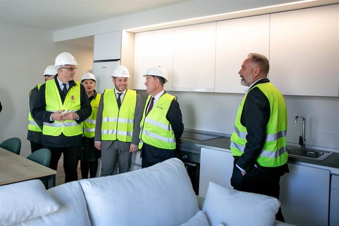El presidente de Castilla-La Mancha, Emiliano García-Page, visita en Guadalajara, la obra y el proyecto piloto de nuevas viviendas de alquiler asequible.