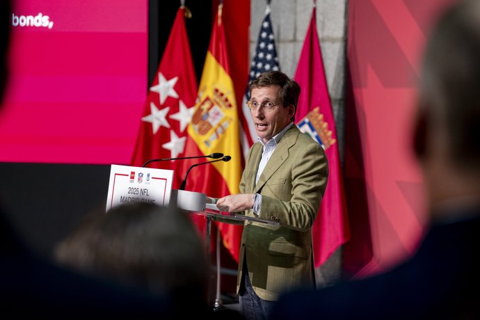 El alcalde de Madrid, José Luis Martínez-Almeida, recibe a los representantes de la liga estadounidense de fútbol americano (NFL), a 14 de noviembre de 2025, en Madrid (España).