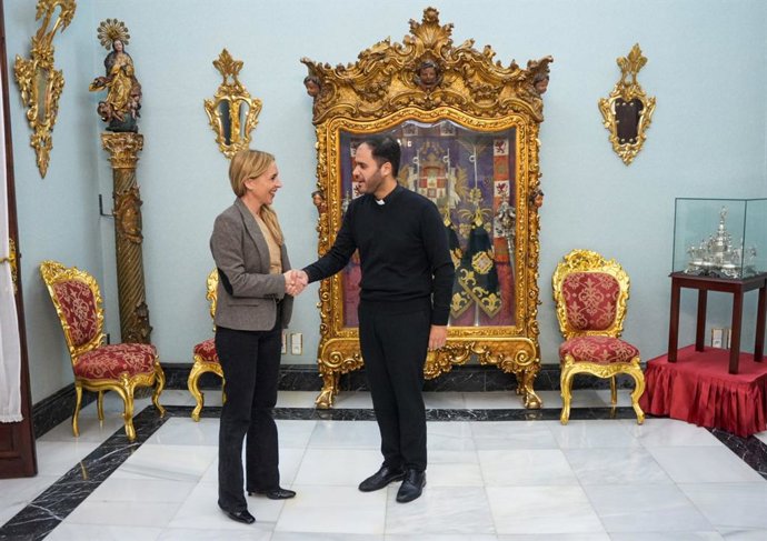 La presidenta de la Diputación de Cádiz, Almudena Martínez, en una reunión con el sacerdote de la parroquia del Divino Salvador de Vejer, Juan Carlos Ruiz.