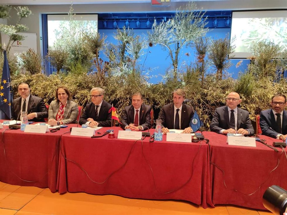 El ministro de Agricultura, Pesca y Alimentación, Luis Planas (centro), participa en la celebración con motivo del Día Mundial del Olivo.