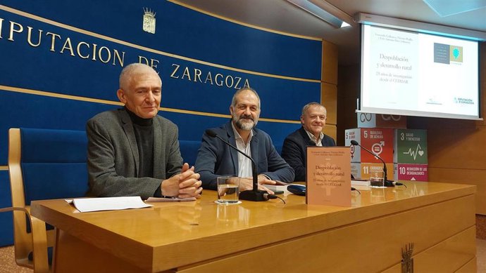 El director del Ceddar, Luis Antonio Sáez; el diputado delegado de Archivos y Bibliotecas de la DPZ, José Manuel Latorre; y el diputado delegado de Despoblación, Eduardo Arilla.