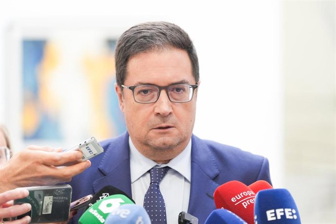 Archivo - El ministro para la Transformación Digital y de la Función Pública, Óscar López, atiende a los medios de comunicación a su llegada a la IX Cumbre Global de la Alianza de Gobierno Abierto (OGP) 2025, en el Palacio de Congresos Europa, a 9 de octu