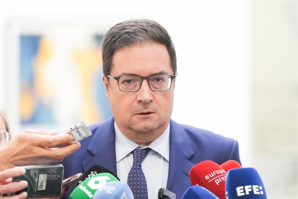 Archivo - El ministro para la Transformación Digital y de la Función Pública, Óscar López, atiende a los medios de comunicación a su llegada a la IX Cumbre Global de la Alianza de Gobierno Abierto (OGP) 2025, en el Palacio de Congresos Europa, a 9 de oc