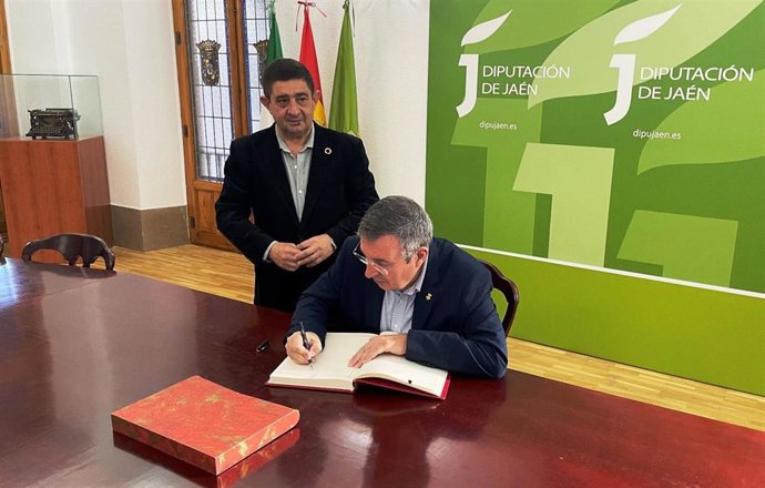 Miquel Noguer firma en el libro de honor de la Diputación de Jaén en presencia de Francisco Reyes.