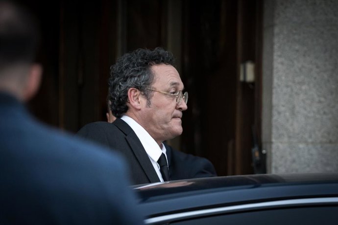 O Procurador-Geral do Estado, Álvaro García Ortiz, na saída da Suprema Corte, em 12 de novembro de 2025, em Madri (Espanha). García Ortiz é acusado de um suposto delito de divulgação de segredos contra Alberto González Amador, sócio do presidente da