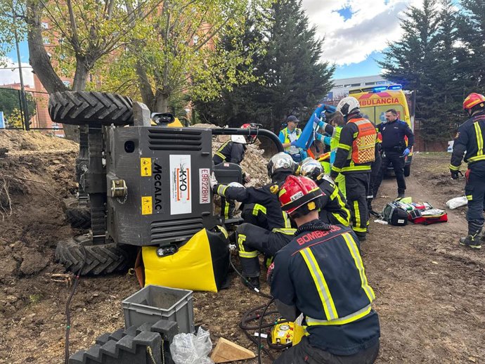 Un trabajador resulta herido en Leganés tras quedar su tobillo atrapado bajo un dumper de construcción