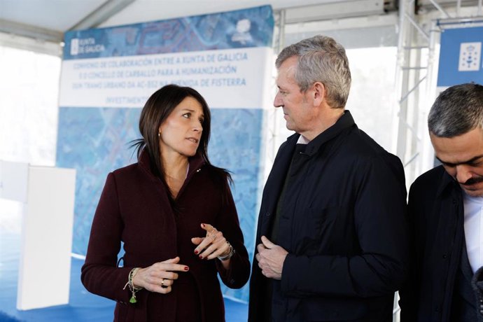 El presidente de la Xunta, Alfonso Rueda, junto a la conselleira de Infraestructuras, María Martínez Allegue, en un acto en Carballo