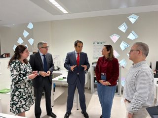 Nieto (centro), durante su visita al galardonado Juzgado Social 3 de Córdoba.