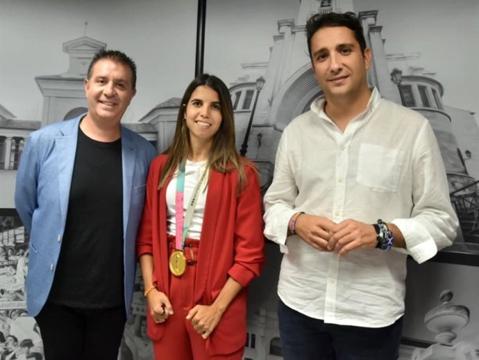 El presidente de la Diputación de Albacete, Santiago Cabañero, con la futbolista Alba Redondo.