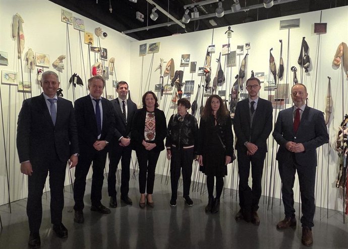 El Centre Pompidou Málaga ha presentado este jueves la exposición temporal 'AM CB. Annette Messager y Christian Boltanski', que podrá visitarse hasta el 6 de abril de 2026. La muestra es un recorrido emotivo por las obras de ambos artistas.