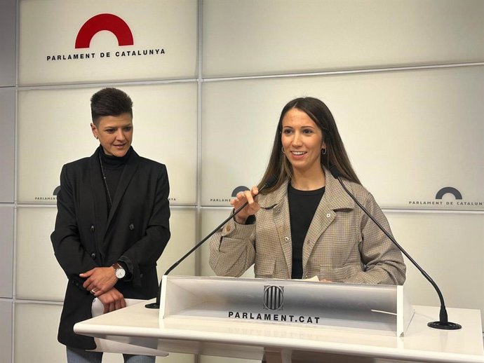 La secretària d'Organització de Junts, Judith Toronjo, amb l'alcaldessa de Maçanet de la Selva, Natàlia Figueras