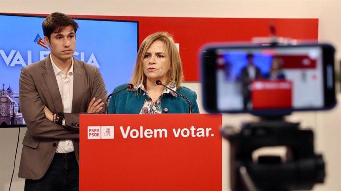 La secretària general del PSPV-PSOE en la ciutat de València i delegada del Govern a la Comunitat Valenciana, Pilar Bernabé, i el portaveu d'esta formació en l'ajuntament de la capital valenciana, Borja Sanjuan, en una imatge recent.