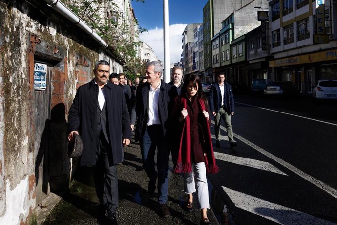 El presidente de la Xunta, Alfonso Rueda, visita la Avenida Fisterra de Carballo junto al alcalde de la localidad, Daniel Pérez, y otras autoridades