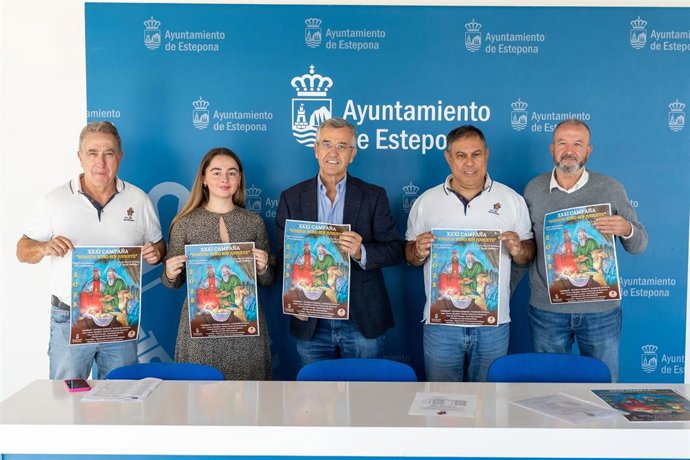 El alcalde de Estepona, José María García Urbano, la concejala adscrita a la delegación de Juventud, Julia Simón, y el presidente de la asociación Frente Bolillón, Luis Rodríguez, han presentado la XXXI Campaña Benéfica 'Ningún niño sin Juguete'.