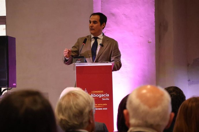 El consejero de Justicia, Administración Local y Función Pública, José Antonio Nieto, participa en la inauguración del primer Congreso de la Abogacía de Sevilla, en la Real Fábrica de Artillería. (Foto de archivo).