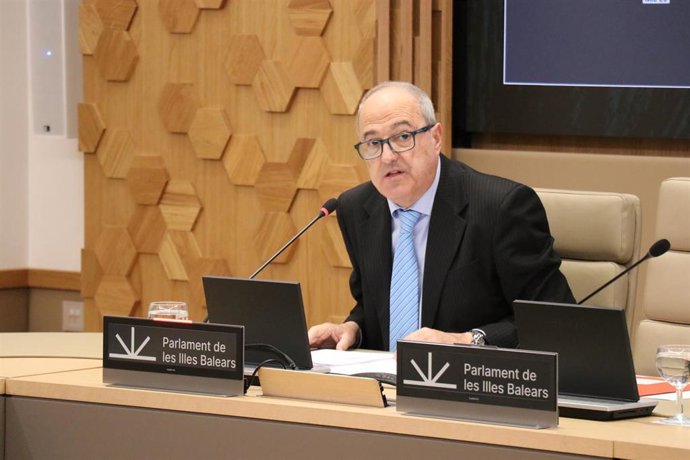 El director general de IB3, Josep Codony, en su intervención en la Comisión de control de la Radiotelevisió Pública de les Illes Balears.