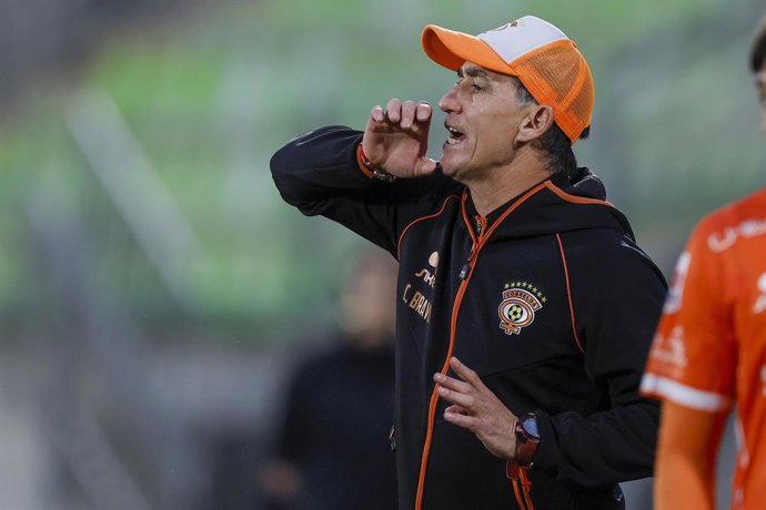 Futbol, Santiago Wanderers vs Cobreloa. Liguilla de asceso 2025. El entrenador de Cobreloa Cesar Bravo es fotografiado durante un partido de la liguilla de ascenso a la primera division contra Santiago Wanderers disputado en el estadio Elias Figueroa de