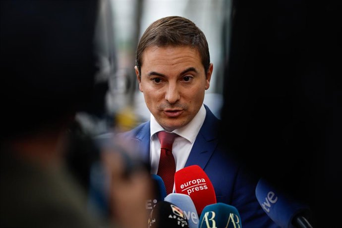 El ex Secretario General del PSOE Madrid, Juan Lobato Gandarias-Sánchez, atiende a los medios a la salida de la segunda jornada del juicio al fiscal general del Estado, en el Tribunal Supremo.