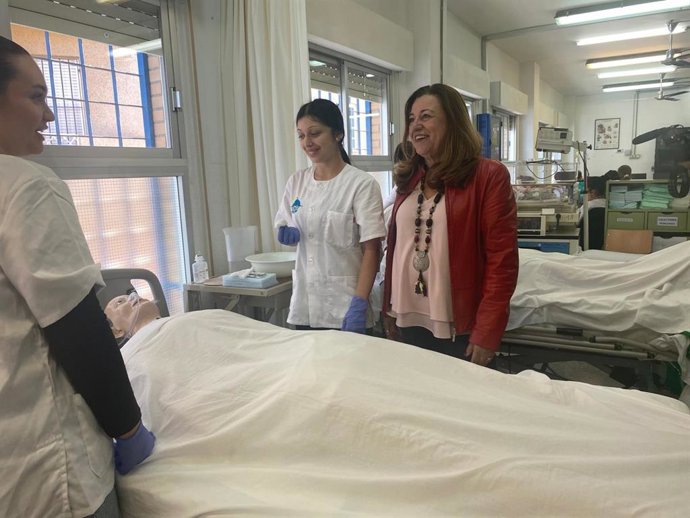 La consejera de Desarrollo Educativo y Formación Profesional, María del Carmen Castillo, durante su visita al aula de la familia sanitaria del IES Albaida en Almería.
