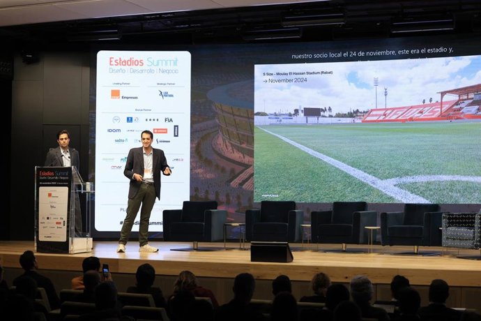El 'Senior Associate' del estudio de arquitectos 'Populous', Andrea Guiatti, durante su intervención en el 'Estadios Summit'.