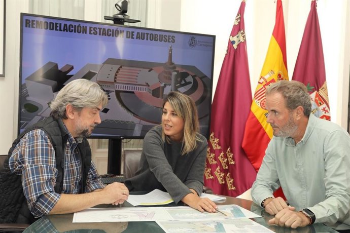 La alcaldesa, Noelia Arroyo, revisa con los técnicos el proyecto de reforma parcial de la estación de autobuses de Cartagena