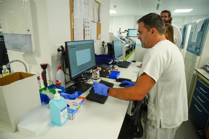 Archivo - Personal del Laboratorio de Análisis Clínicos del Hospital de Valme. A 18 de octubre de 2025 en Sevilla, Andalucía (España).  