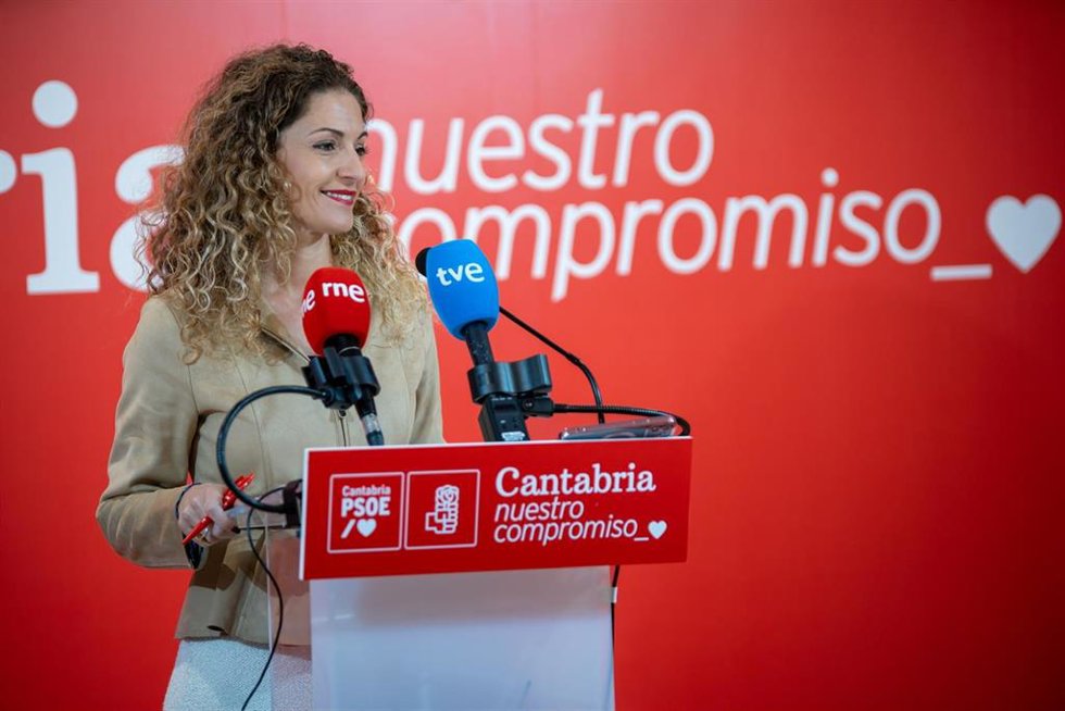 Los socialistas advierten de las "privatizaciones" del Hospital Santa Clotilde y la carretera de Requejada