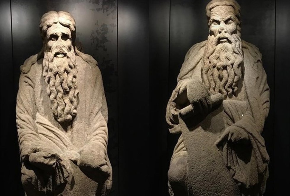 Archivo - Estatuas de Isaac y Abraham, obras del Mestre Mateo, en Santiago de Compostela