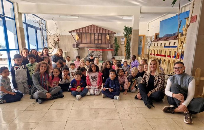 Eva Ledo, a la izquierda