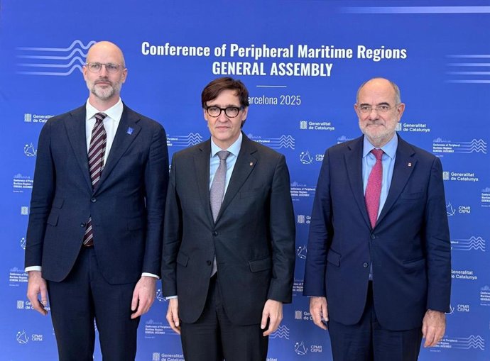 El presidente de la Conferencia de Regiones Marítimas Periféricas, Filip Reinhag; el presidente de la Generalitat, Salvador Illa, y el conseller de Unión Europea y Acción Exterior, Jaume Duch.