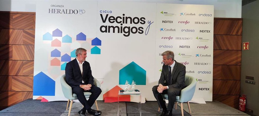 El presidente de Canarias, Fernando Clavijo, en el foro 'Amigos y Vecinos' organizado por Heraldo de Aragón, junto al director de Heraldo, Mikel Iturbe.