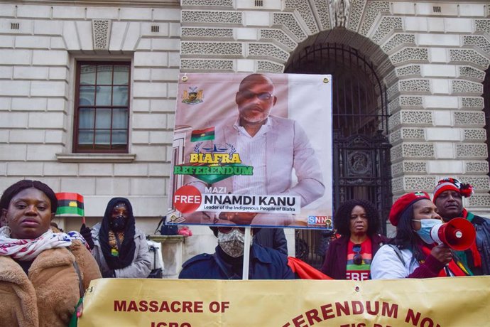 Archivo - Participantes en una manifestación en Londres en apoyo al líder separatista briafreño Nnamdi Kanu, encarcelado en Nigeria (archivo)