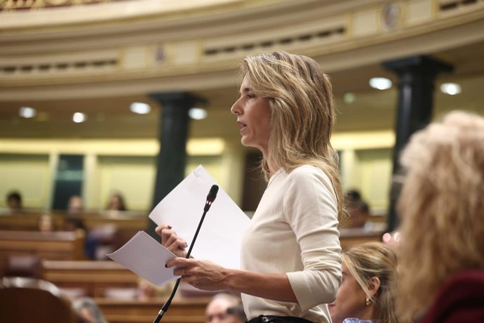 A deputada do PP Cayetana Álvarez de Toledo fala durante uma sessão de controle do governo no Congresso dos Deputados em 19 de novembro de 2025 em Madri (Espanha). O governo enfrentará uma nova sessão de controle na câmara baixa do parlamento espanhol em 