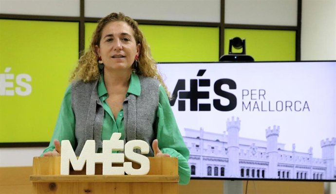 La portavoz de MÉS per Mallorca en el Consell insular, Catalina Inés Perelló, en una rueda de prensa.