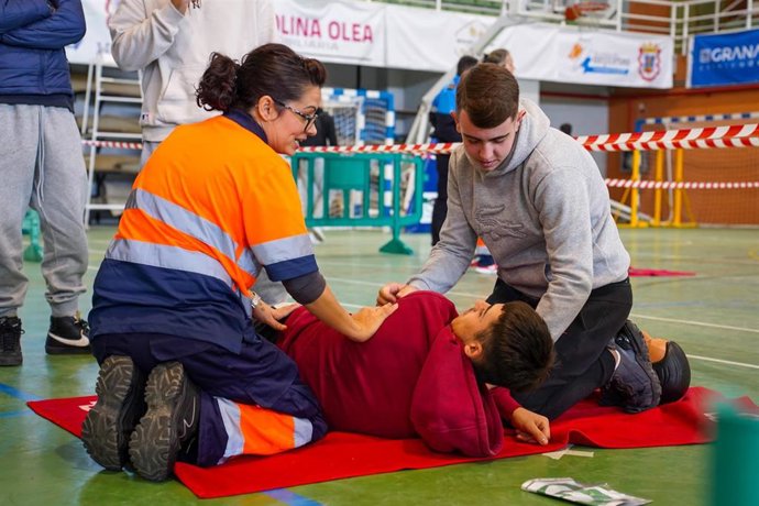 Sanitarios de Motril explican técnicas básicas de reanimación cardiopulmonar a estudiantes