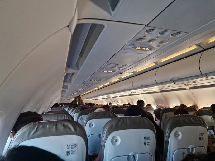 Archivo - Imagen del interior de un avión.