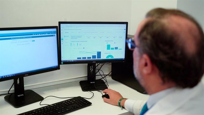 El jefe de sección, Bernardino Alcázar, revisa la nueva herramienta de IA